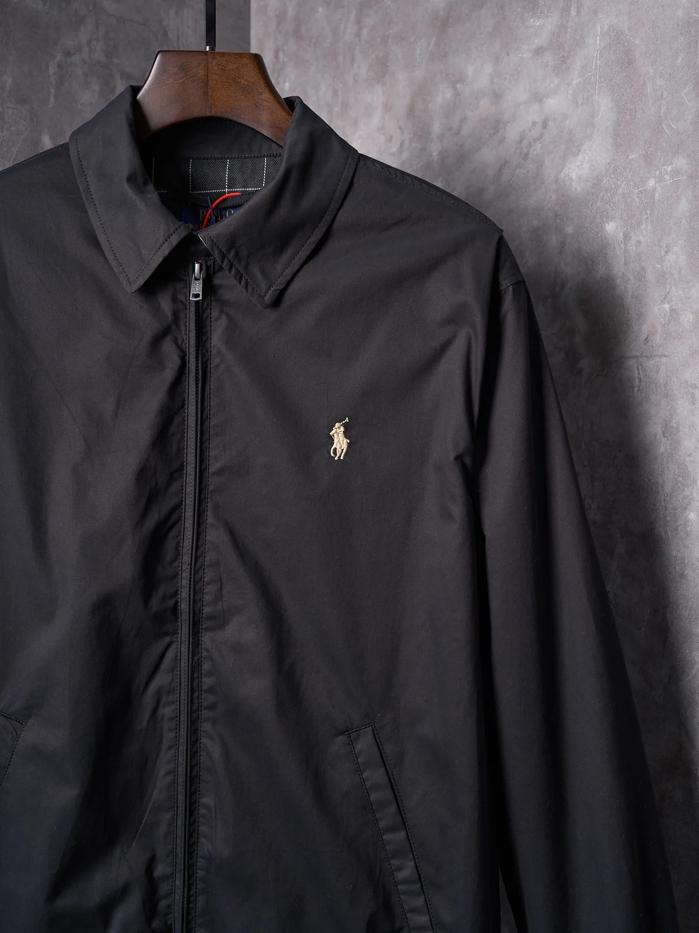 P490 Actual auction】Ralph Lauren/Ralph Lauren gold pony embroidered zipper lapel jacket [Ready stock] S M L XL custom-made cotton double-ply small diagonal elegant fabric, soft and silky, comfortable and close to the skin, with a pure black tone as the background. A touch of light gold pony logo embroidery is embellished on the chest, which is more dazzling because of the black background. Low-key and powerful. Subtle gloss changes inject breathing and vitality into the black jacket. Outline high-end silhouettes with extreme simplicity, show taste in silent places, universal adaptability to styles, use imported machine embroidery technology, use advanced computer control systems and precision mechanical components to achieve iconic pony embroidery operations, high precision, smooth and delicate lines, template machine bag opening, preset templates to guide the position, shape and size of the bag opening, accuracy ensures the quality of the bag opening effect, infrared positioning cutting machine to achieve precise positioning of materials through infrared transmitters and infrared receivers The precision can reach the micron level, thereby meeting the effect of high-precision cutting of plaid alignment. The fabrics have been carefully washed and have a better hand feel. They are not easy to deform, shrink or fade. They maintain long-term beauty and loose fit.